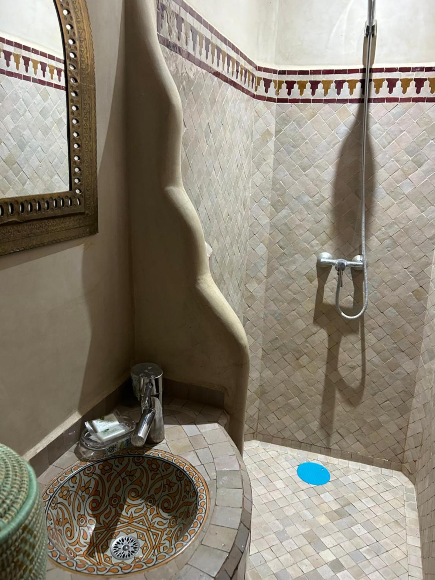 Riad Amazing Amazigh Avec Jacuzzi Petit Dejeuner Compris Avec Aussi Chambres Familiales Pres De La Place Jemaa El Fna มาร์ราเกช ภายนอก รูปภาพ